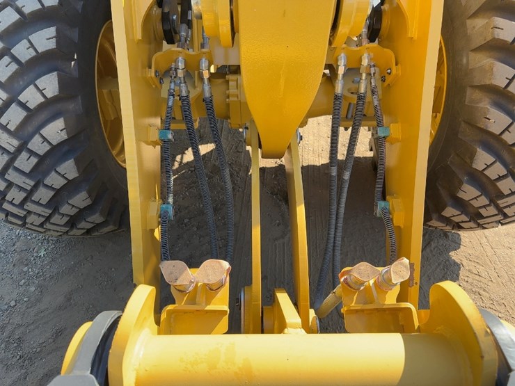 2022-caterpillar-910-image-12