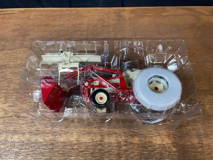 1/16-ih-460-2009-red-power-nib-ertl-image-15