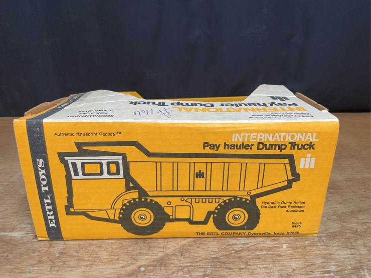 1/25-ih-payhauler-nib-ertl-image-6