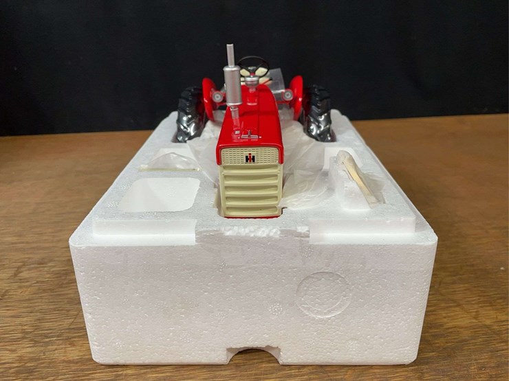 1/16-farmall-460-precision-nib-ertl-image-6