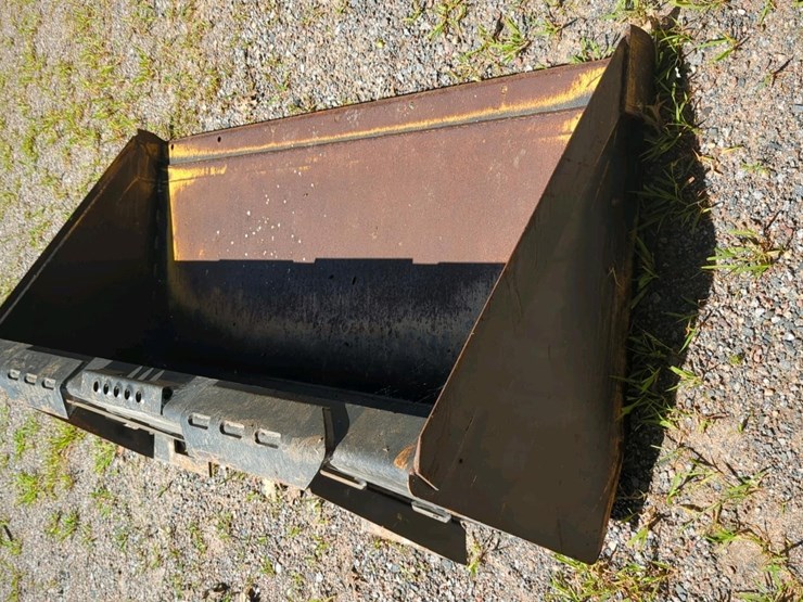 65"-bucket-skid-steer-attachment-image-3