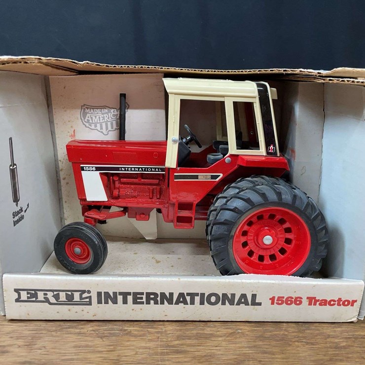 1/16 IH 1586 Ertl