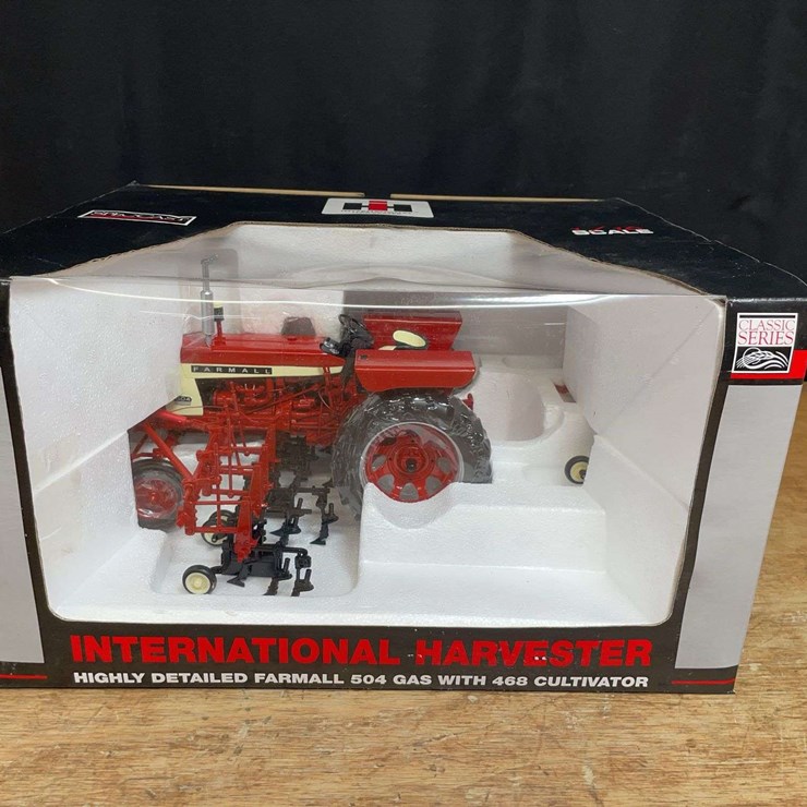 1/16 Farmall 504 w/Cultivators NIB SC