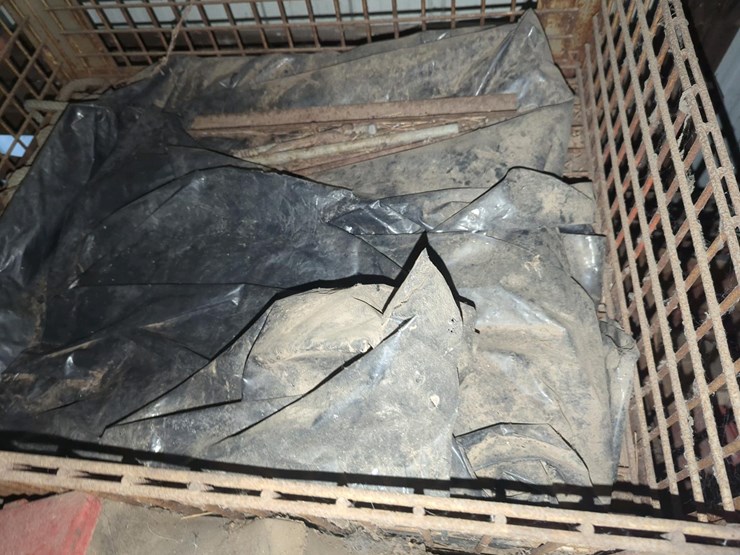 (4)-32"x41"x14"wire-crates-with-miscellaneous-farm-supplies-image-5