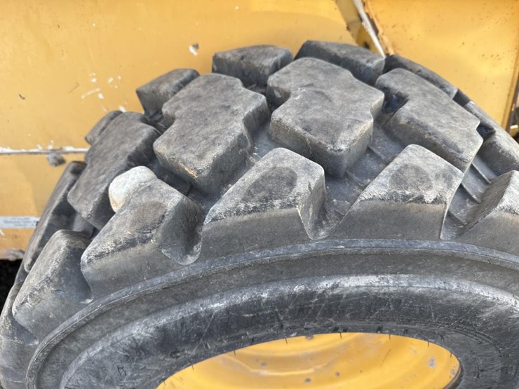 2008-deere-320-image-53
