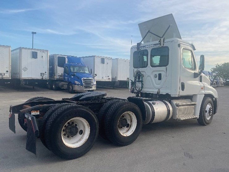 freightliner-cascadia-125-image-2