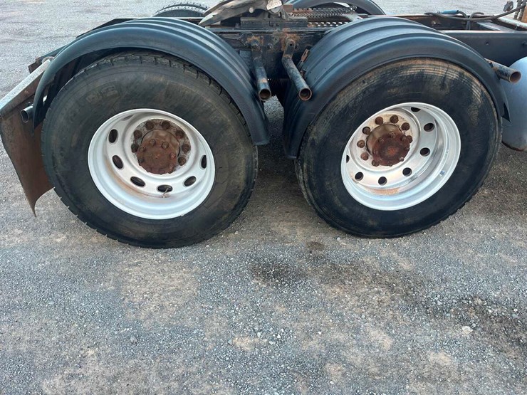 2012-peterbilt-388-image-17