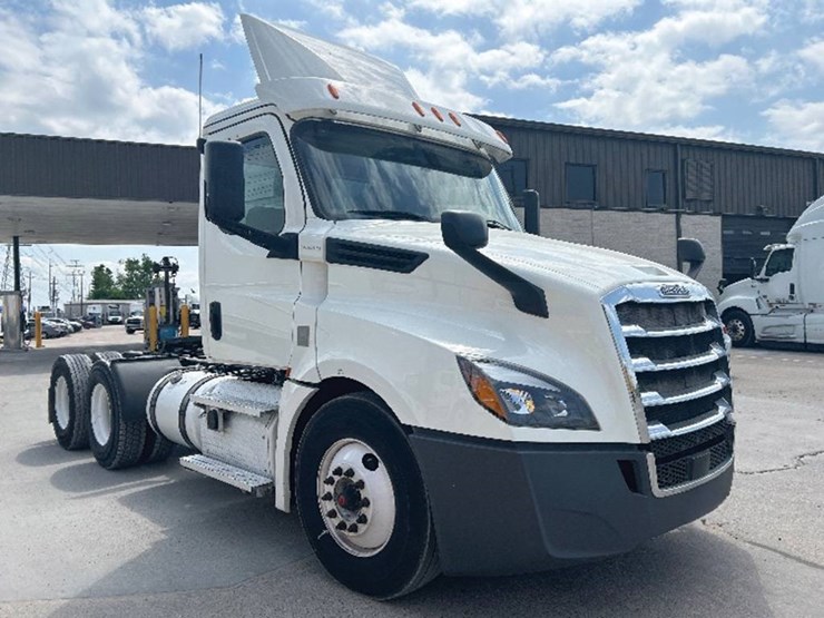 2020-freightliner-cascadia-126-image-1