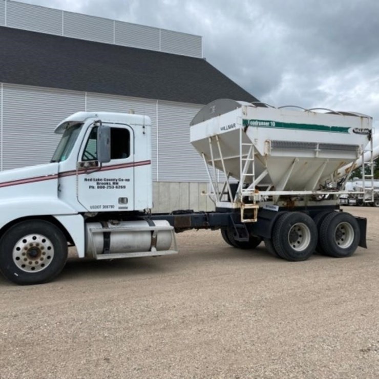 2000 Freightliner Century Class w/Willmar 10 Ton