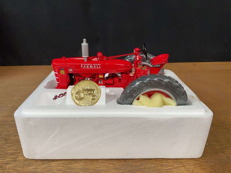 1/16-farmall-m-50-years-ffa-precision-nib-ertl-image-2