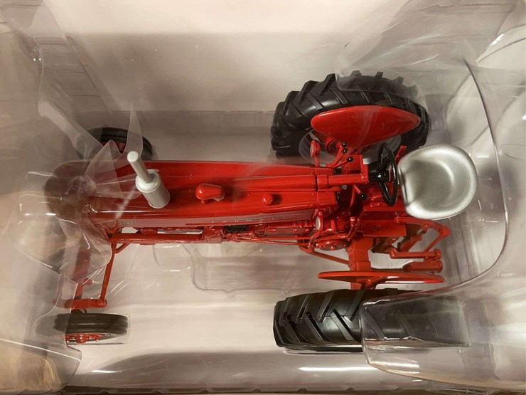 1/16-farmall-300-nib-sc-image-8