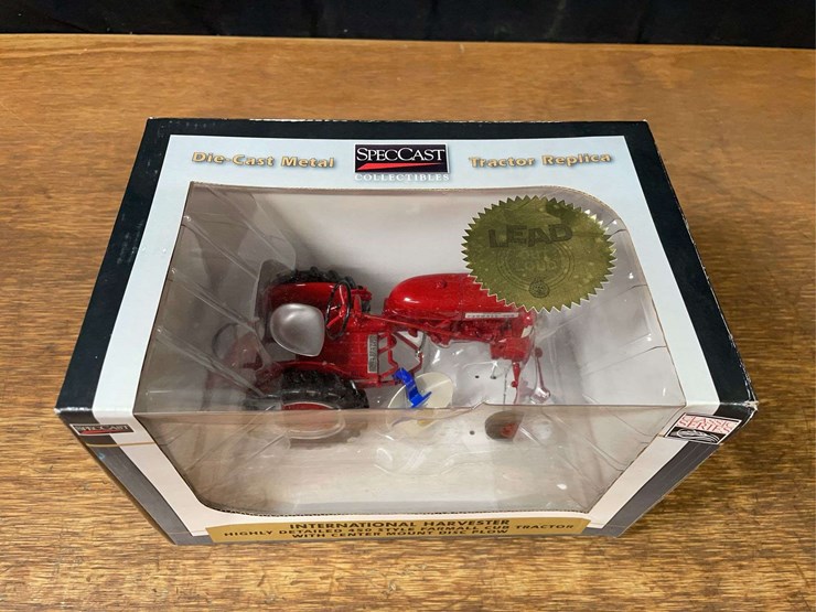 1/16-farmall-cub-w/disc-plow-2010-iowa-ffa-nib-sc-image-2