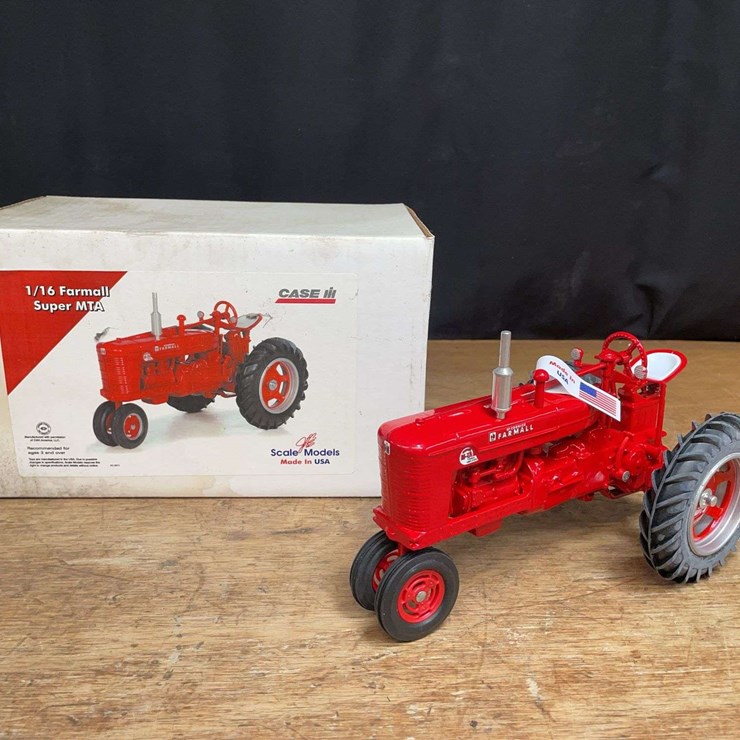 1/16 Farmall Super M-TA NIB SM