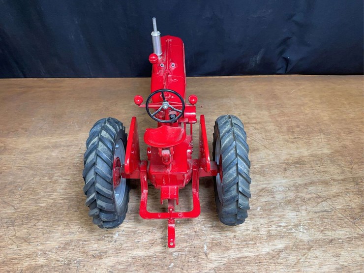 1/8-farmall-m-nib-sm-image-6