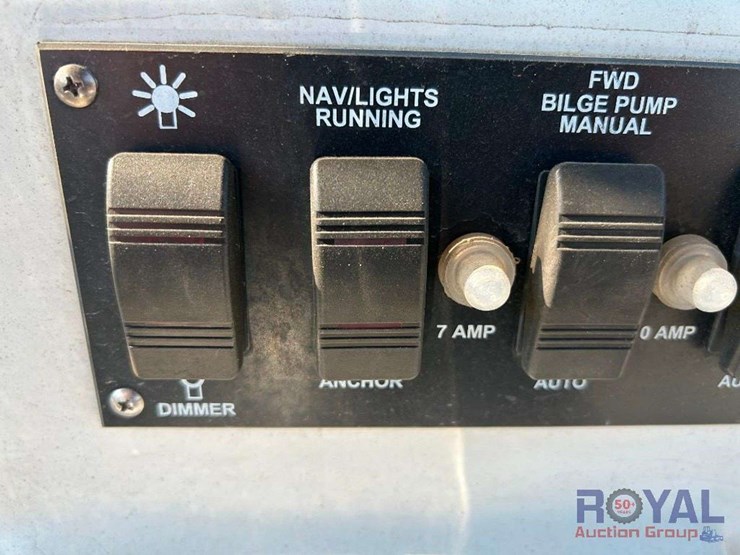 2007-boston-whaler-boat-w/-dual-200hp-mercury-optimax-image-40