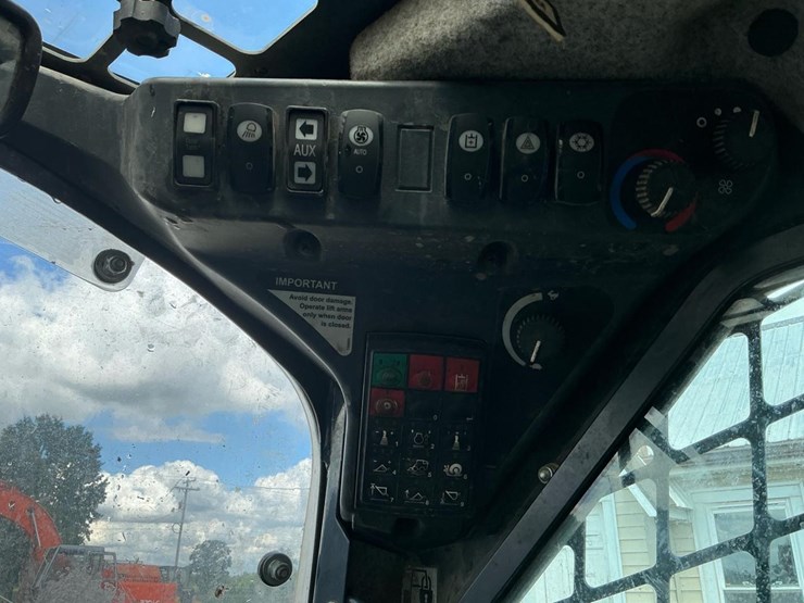 2014-deere-333e-image-45