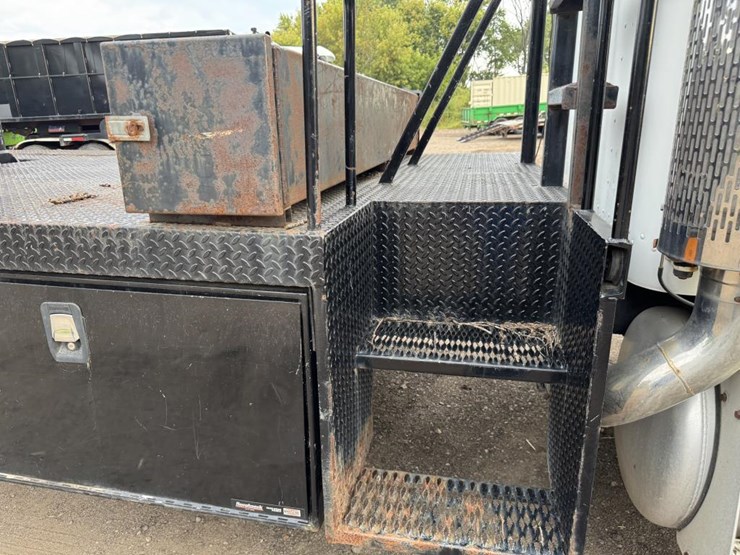 2003-peterbilt-330-image-37