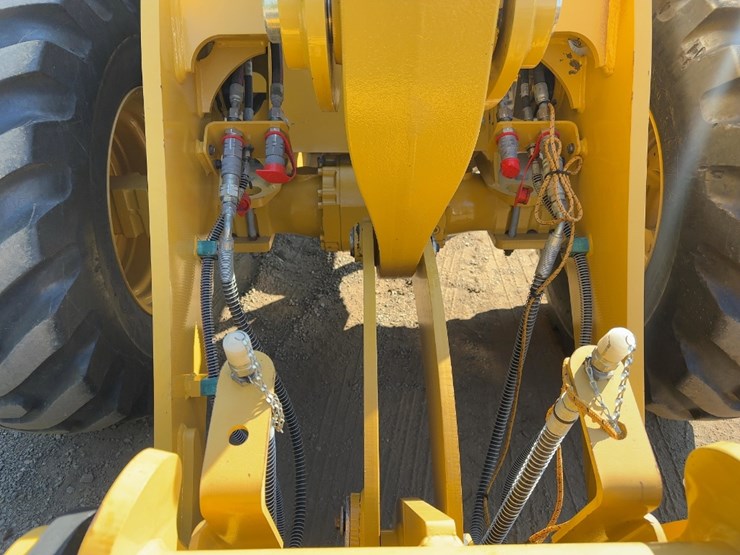 2020-caterpillar-910m-image-12