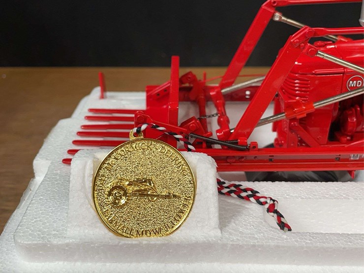 1/16-farmall-md-w/loader-precision-nib-ertl-image-8