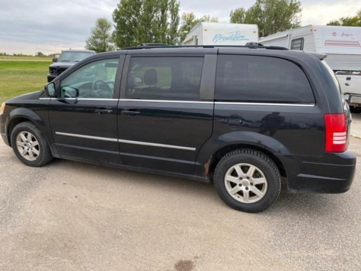 2010-chrysler-town-&-country-image-9