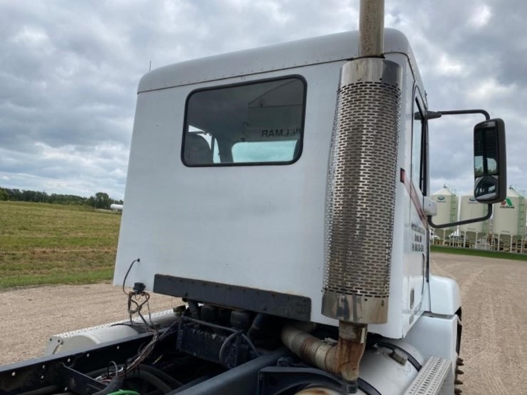 2000-freightliner-century-class-w/willmar-10-ton-image-9