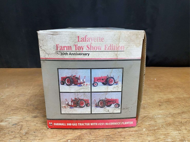 1/16-farmall-300-w/planter-2008-lafayette-nib-sc-image-5
