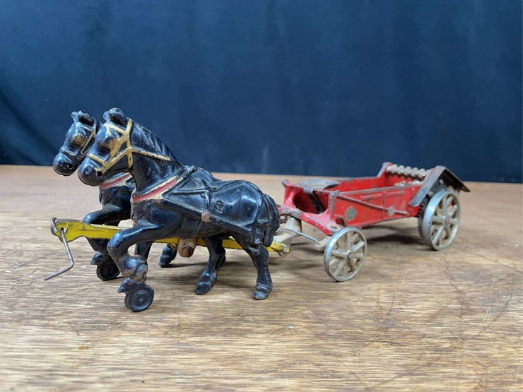 1/16-mccormick-deering-spreader-arcade-image-1