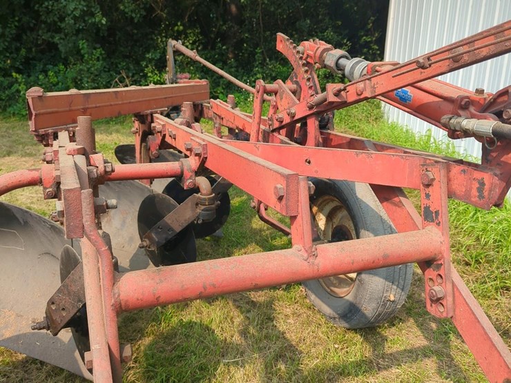 ih-#60,-3-x-16-trip-bottom-pull-type-plow-with-hydraulic-lift-system-image-4