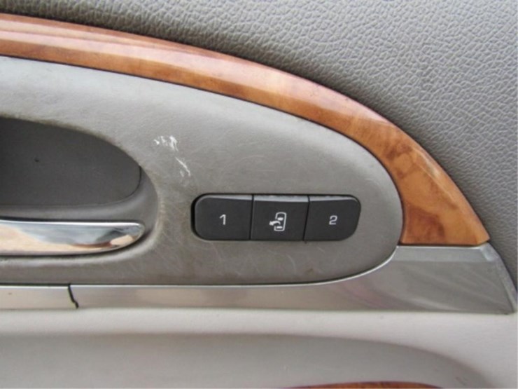 2010-buick-enclave-cxl-image-34