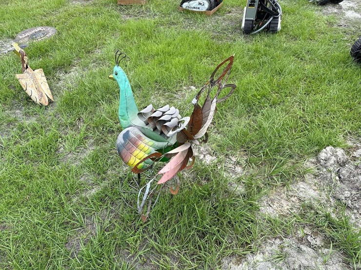 metal-peacock-lawn-art-image-3