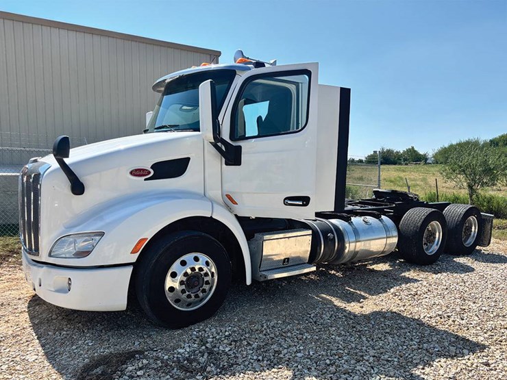peterbilt-579-image-1