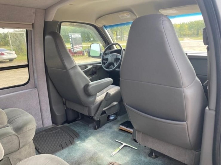 2004-chevy-express-van,-waldoch-crafts-edition,-image-26