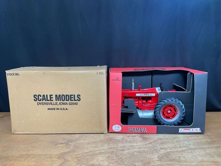 1/8-farmall-450-nib-sm-image-1