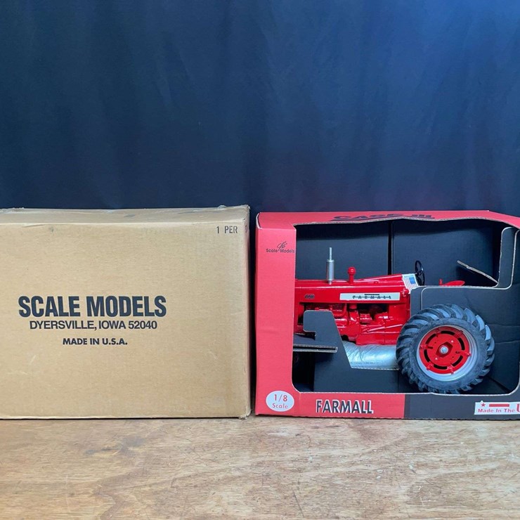 1/8 Farmall 450 NIB SM
