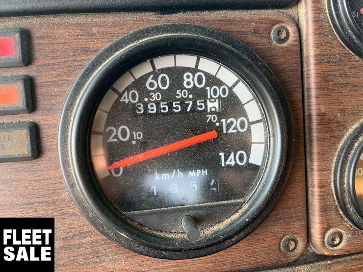 2005-freightliner-fld112-image-26