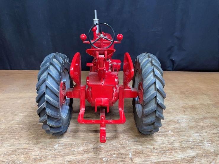 1/8-farmall-m-nib-sm-image-5