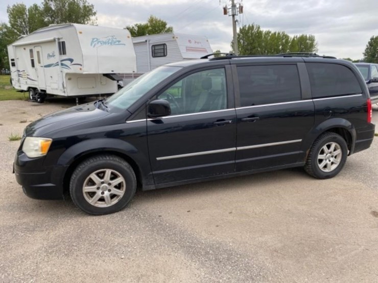 2010-chrysler-town-&-country-image-59