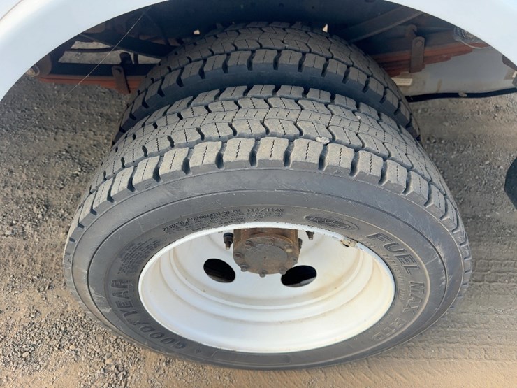 2012-ford-f550-xl-image-10