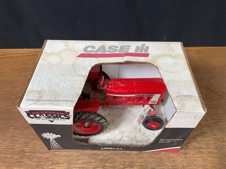 1/16-farmall-656-nib-sm-image-2