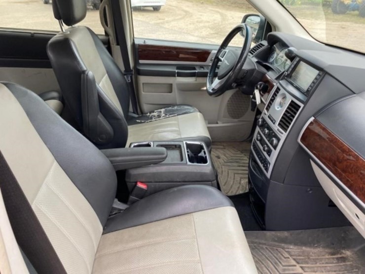 2010-chrysler-town-&-country-image-54