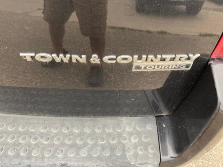 2010-chrysler-town-&-country-image-7