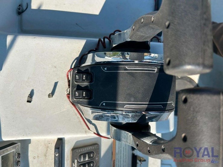 2007-boston-whaler-boat-w/-dual-200hp-mercury-optimax-image-44