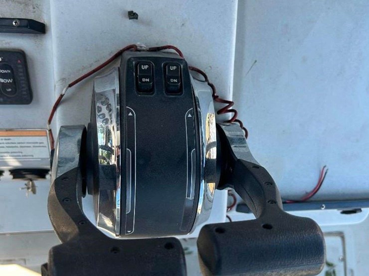 2007-boston-whaler-boat-w/-dual-200hp-mercury-optimax-image-18
