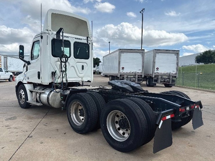 2019-freightliner-cascadia-126-image-2
