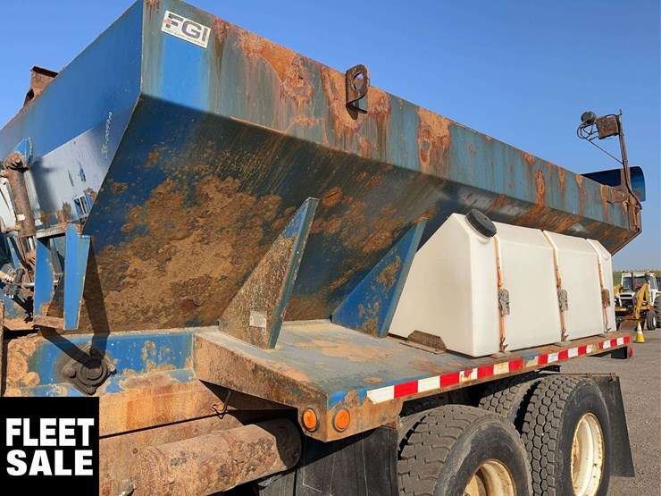 2002-freightliner-fld112-image-19