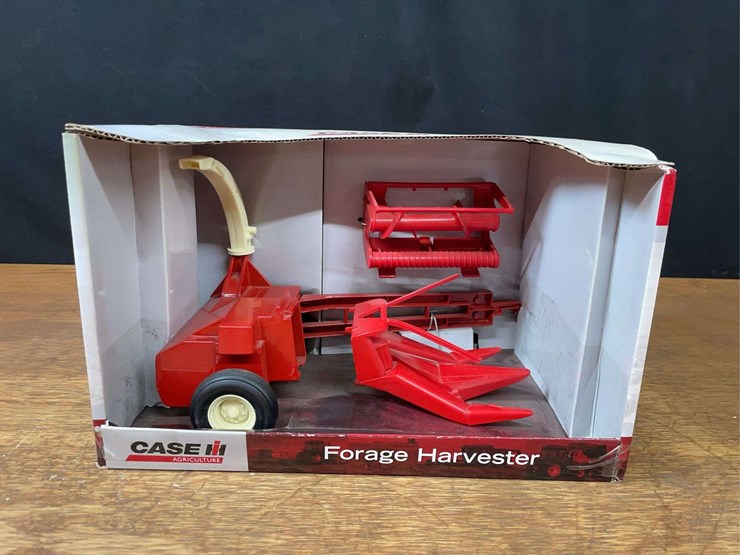 1/16-case-ih-forage-harvester-nib-ertl-image-1