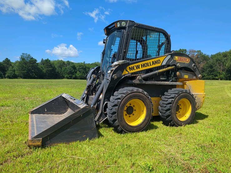 new-holland-l320-image-2