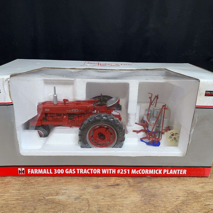 1/16 Farmall 300 w/Planter 2008 Lafayette NIB SC