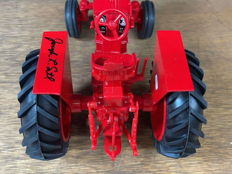 1/16-farmall-806-nib-sm-image-14