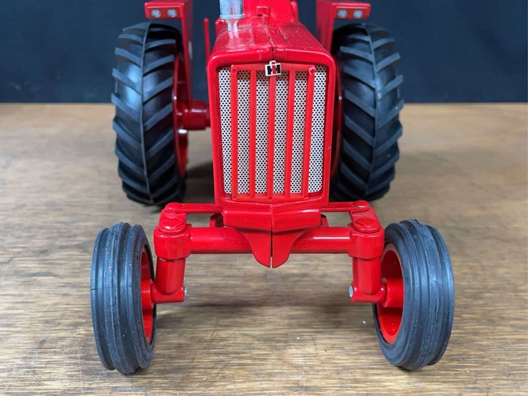 1/16-farmall-806-nib-sm-image-11